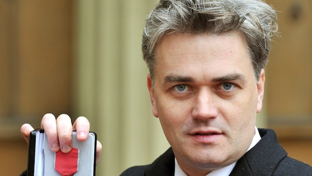 Edward Gardner at the presentation of the "Officer of the British Empire" (OBE) award by Queen Elizabeth II at Buckingham Palace on November 16, 2012. (Bild: APA/AFP PHOTO/POOL/John Stillwell)