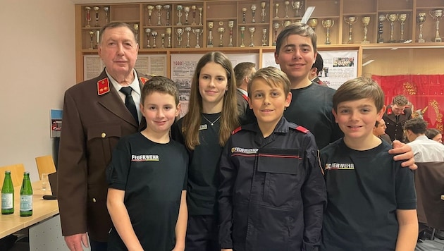 Honorary commander August Ibesich from Steinbrunn with his grandchildren Felix, Florian, Fabian, Julian and Maya. (Bild: zVg)