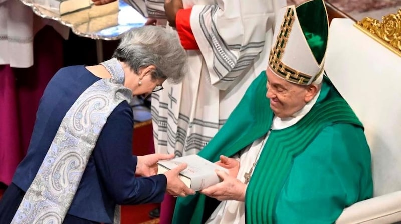 Insta-posting on the Pope's profile: the Holy Father presented her with a Bible. (Bild: zfg)