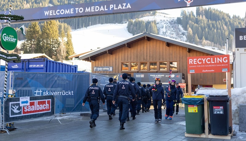 In Österreich gilt die zweite Terror-Warnstufe. Dutzende Polizisten patrouillieren daher täglich durch die Fanzone im Ortszentrum. (Bild: urbantschitsch mario)