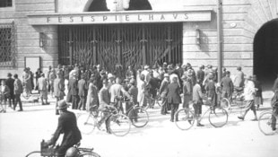 Die Stimmung war damals aufgeheizt: Während einer Versammlung der Heimwehr kam es 1934 beim Festspielhaus zu einem Anschlag. Menschenmassen versammeln sich vor dem Eingang. (Bild: Stadtarchiv Salzburg, Fotoarchiv Franz Krieger)