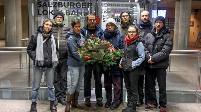 Kranzniederlegung beim Salzburger Lokalbahnhof vergangene Woche mit Vertretern der KPÖ plus