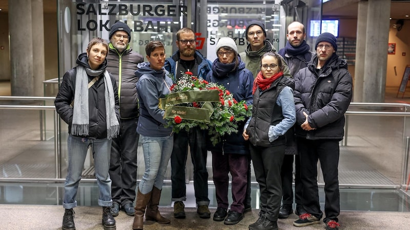 Wreath-laying ceremony at Salzburg's local railway station last week with representatives of the KPÖ plus (Bild: KPÖ plus)