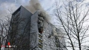 Bereits von weitem sei eine „große, schwarze Rauchsäule“ über dem 15 Stockwerke hohen Gebäude zu sehen gewesen. (Bild: Feuerwehr Dresden)