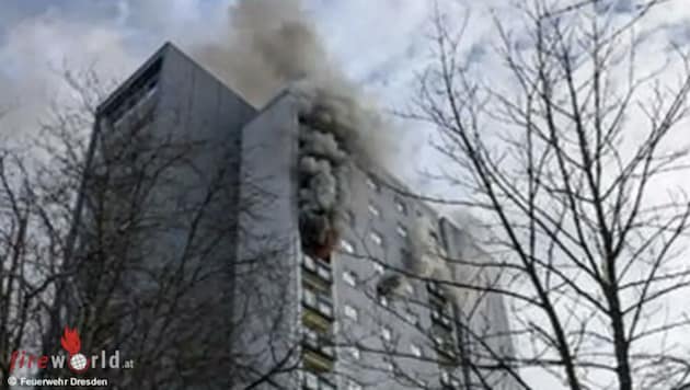 Bereits von weitem sei eine „große, schwarze Rauchsäule“ über dem 15 Stockwerke hohen Gebäude zu sehen gewesen. (Bild: Feuerwehr Dresden)