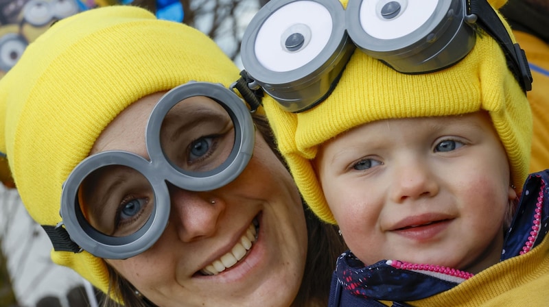 Mini-Minion mit Mama: Anja und Heidi vom Trachtenverein „D´Puachstoana“ (Bild: Tschepp Markus)