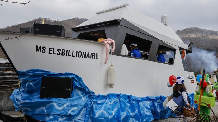 Stammtisch-Idee: Eine Luxusyacht schaukelte durch Elsbethen.