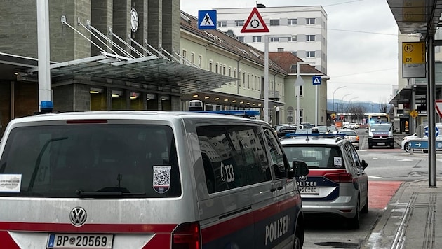 Erneuter Großeinsatz in Villach vier Wochen nach dem Terror – diesmal jagten unzählige Beamte einen flüchtigen Trafikräuber.  (Bild: Klaus Loibnegger)