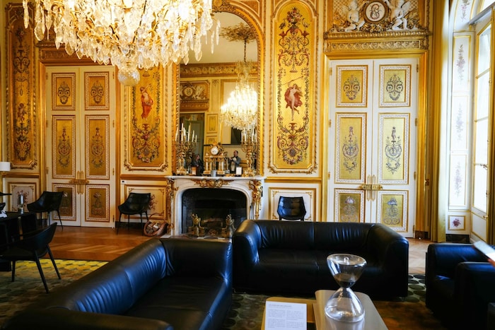 Der  Élysée-Palast von innen heute: alte Pracht und neues Mobiliar