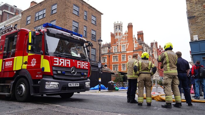 Die Feuerwehr am Samstag nach dem Brand