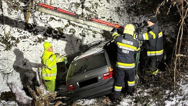 Das Unfallfahrzeug konnte ohne grobe Schäden geborgen werden. (Bild: FF Graden)