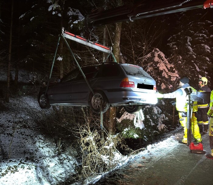 Mittels Kran und Seilwinde wurde das Unfallfahrzeug geborgen.