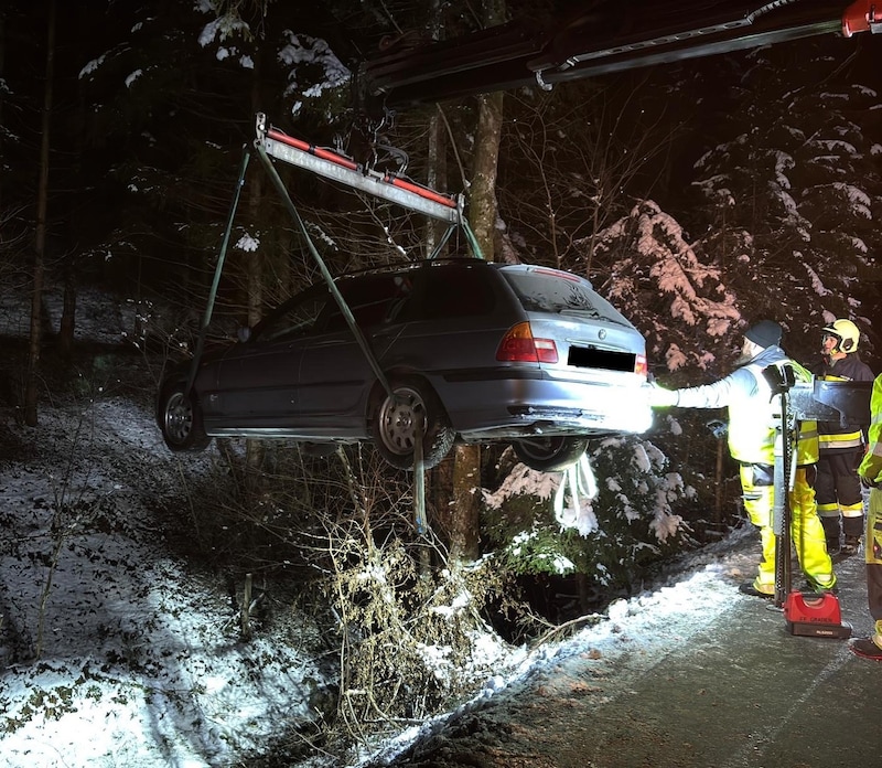 Mittels Kran und Seilwinde wurde das Unfallfahrzeug geborgen. (Bild: FF Graden)