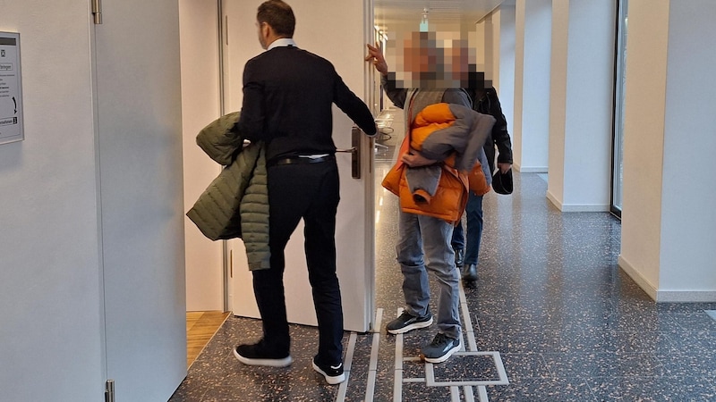 Und schon ist der zweite Angeklagte da. Die Mittelburgenländer, die  nur 2 Kilometer voneinander entfernt wohnen und sich nicht kennen, gaben sich die Klinke in die Hand.  (Bild: HS, Krone KREATIV)