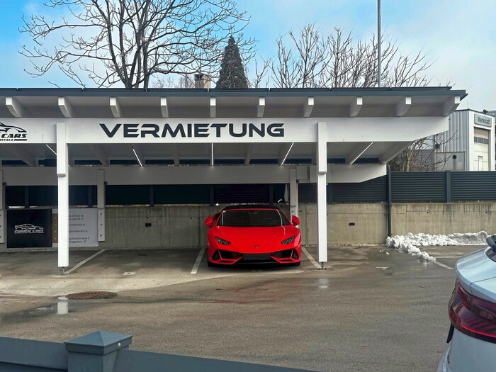 Leere Stellplätze bei der Autovermietungsfirma, der nach der Verfolgungsjagd nun zwei Boliden ...