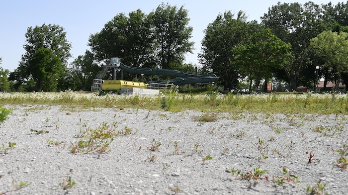 Juni 2023: Die Wasserrutsche steht einfach im Nichts vor sich herum.