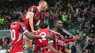 Die Milan-Profis bei den Männern sind Millionäre, jetzt wird ein Schritt in Richtung Gleichberechtigung gemacht. (Bild: Copyright 2025 The Associated Press. All rights reserved)