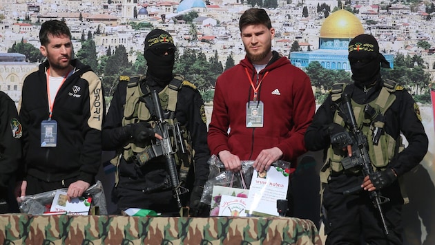 Die israelischen Geiseln Sasha Trupanov (zweiter von rechts) Sagui Dekel-Chen (zweiter von links) kurz vor ihrer Freilassung. (Bild: AFP/Eyad Baba)