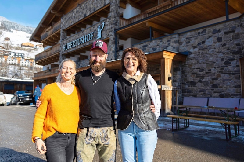  Julia, Dominik und Elfie Breitfuß (von li.), die Gastgeber im Hotel Hubertushof. (Bild: Urbantschitsch Mario/Mario Urbantschitsch)