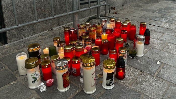 Kerzen erinnern mahnend am Tag nach dem Amoklauf, was am Samstagnachmittag passiert ist.