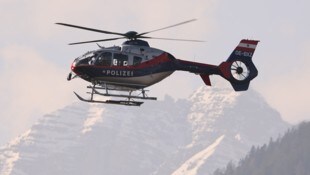 Mit dem Polizeihubschrauber (Archivbild) wurde das Trio geborgen.