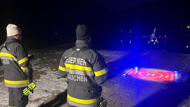 Die Freiwillige Feuerwehr Zauchen rückte mit vier Kräften und einer Drohne an. (Bild: FF Altaussee)