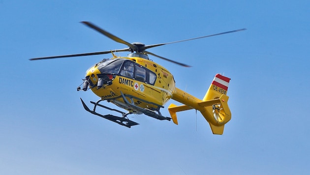 Mit dem Notarzthubschrauber (Symbolbild) wurde der Verletzte ins LKH Klagenfurt geflogen. 