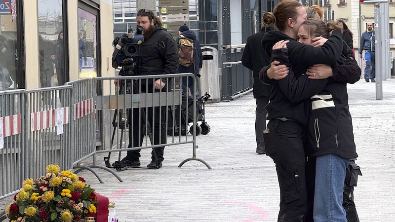 Grief and horror prevail after the attack. (Bild: APA/GERD EGGENBERGER / APA / picturedesk.com)