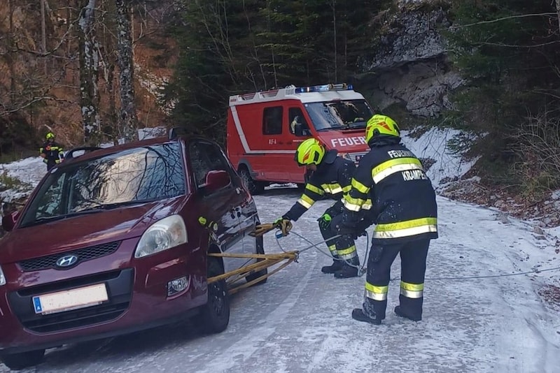 Das Auto konnte zurück auf die Straße gezogen werden. (Bild: BFVMZ/FF Krampen)