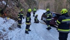 Die schneeglatte Fahrbahn sorgt aktuell für Unfallgefahr. (Bild: BFVMZ/FF Krampen)