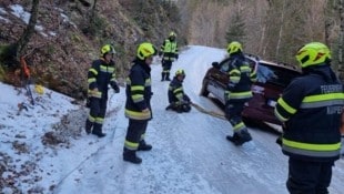 Die schneeglatte Fahrbahn sorgt aktuell für Unfallgefahr. (Bild: BFVMZ/FF Krampen)