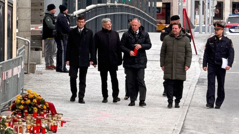 Interior Minister Gerhard Karner (center) in the mourning zone (Bild: Evelyn Hronek)