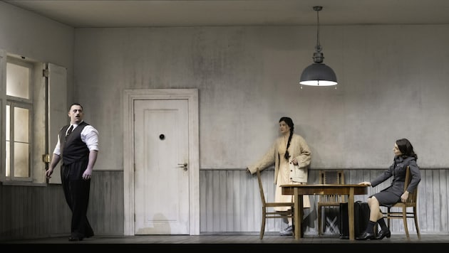 Zwei Frauen und ein Mann: Freddie De Tommaso (Pollione), Aigul Akhmetshina (Adalgisa) und Asmik Grigorian (Norma, re.). (Bild: Theater an der Wien / (c) Monika Rittershaus)