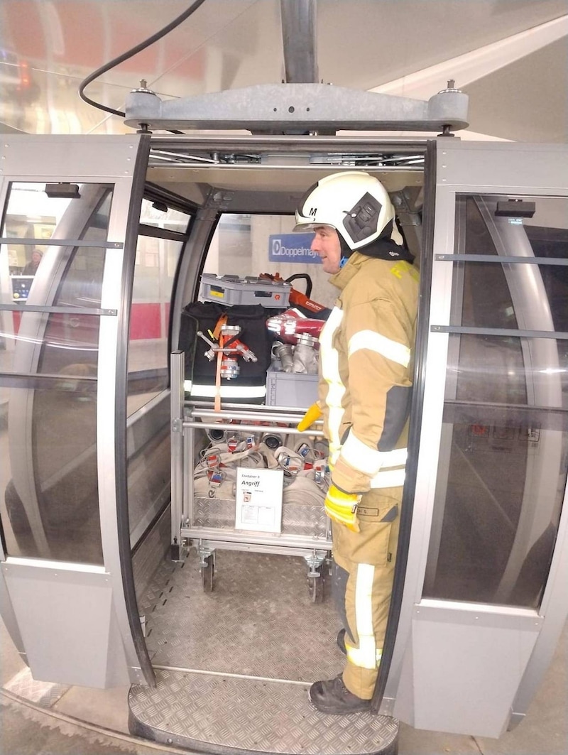 Men and equipment were transported to the Muttersberg by cable car. (Bild: Feuerwehr Nüziders)