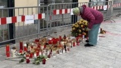 Villach trauert am Tag nach dem Messerattentat – die Menschen bringen Kerzen und Blumen, um dem 14-jährigen Todesopfer zu gedenken.  (Bild: APA/GERD EGGENBERGER)