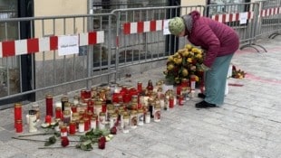 Villach trauert am Tag nach dem Messerattentat – die Menschen bringen Kerzen und Blumen, um dem ...