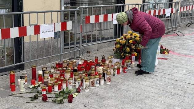 Villach mourns the day after the knife attack - people bring candles and flowers to commemorate the 14-year-old victim. (Bild: APA/GERD EGGENBERGER)