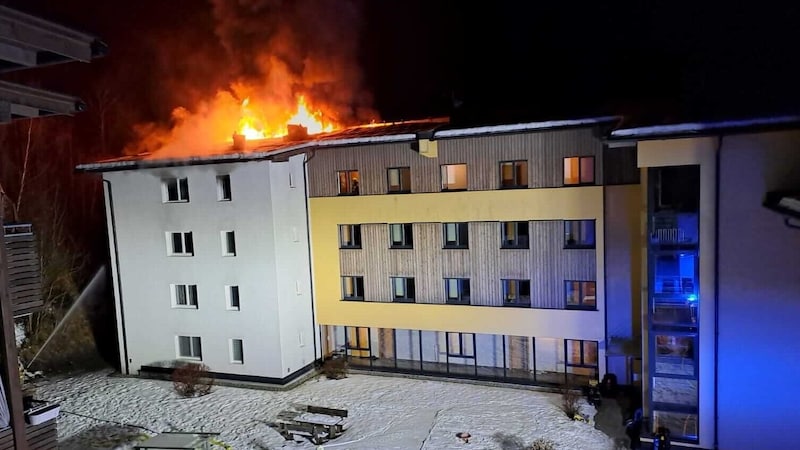 Flammen schlugen aus dem Dach. (Bild: FF Maria Alm)