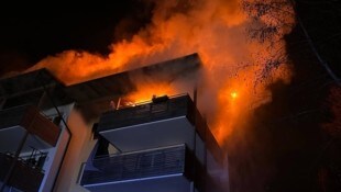Die Flammen griffen auch auf den Dachstuhl über.