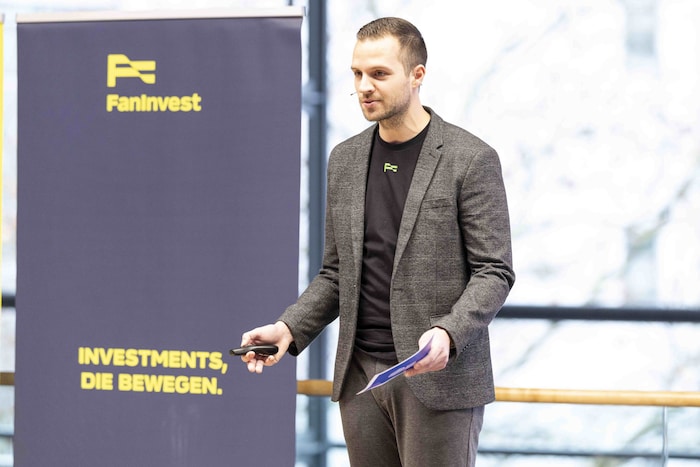 Geschäftsführer Christoph Högler präsentiert auf einer Veranstaltung sein Unternehmen FanInvest.