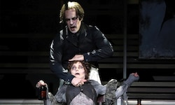 Max Niemeyer als Sweeney Todd und Daniela Dett als Mrs. Lovett