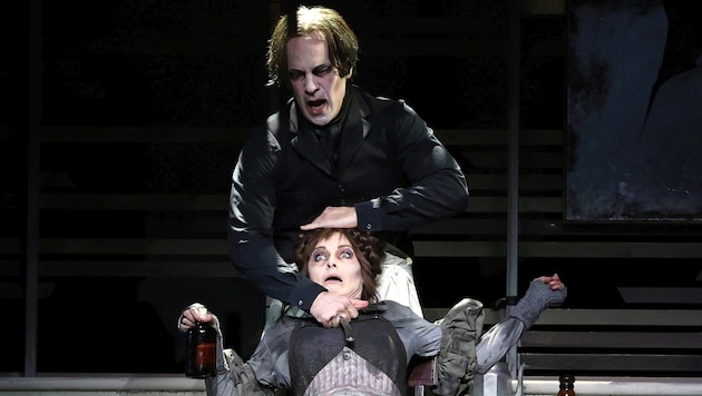 Max Niemeyer als Sweeney Todd und Daniela Dett als Mrs. Lovett (Bild: Barbara Palffy)