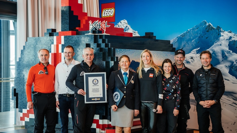 Markus Walser (CEO Silvrettaseilbahn AG), Thomas Kleinheinz (Head of Marketing Silvrettaseilbahn AG), Jürgen Kurz (Chairman of the Supervisory Board Silvrettaseilbahn AG), Seyda Subasi-Gemici (Guinness World Records), Theresa Silbereisen (LEGO Group), Anna Kurz (1. Deputy Chairman of the Paznaun - Ischgl Tourist Board), Michael Zangerl (2nd Deputy Chairman of the Paznaun - Ischgl Tourist Board) and Jürgen Pichler (Marketing Manager Doppelmayr) - from left. (Bild: TVB Paznaun – Ischgl)