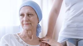 Für chronisch Kranke wie Krebspatientinnen gibt es unterschiedliche Geldleistungen, die unter ...
