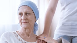 Für chronisch Kranke wie Krebspatientinnen gibt es unterschiedliche Geldleistungen, die unter ...