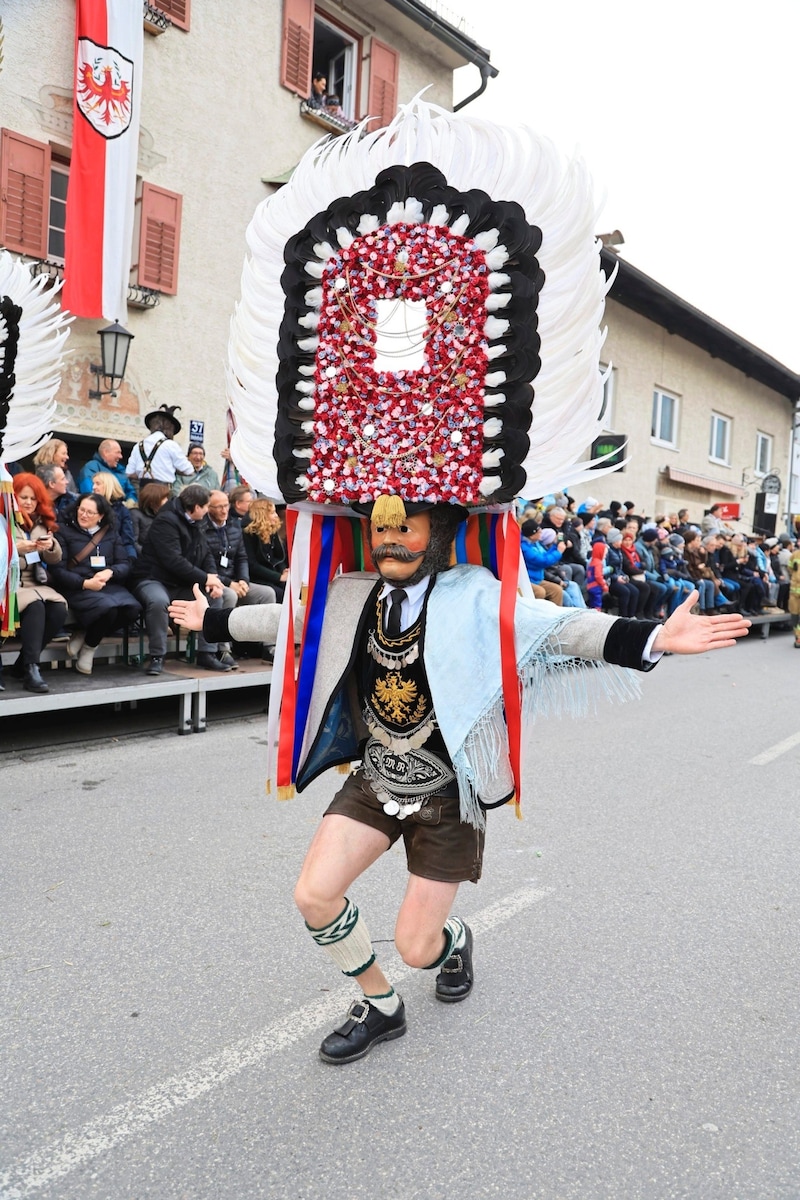 The Spiegeltuxer is the most magnificent and most expensive figure. The weight of the mask is between eight and twelve kilograms. (Bild: Johanna Birbaumer)