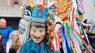 Gleich mehrere Larven trägt diese Figur.