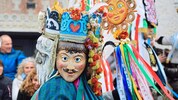 Gleich mehrere Larven trägt diese Figur.