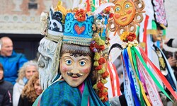 Gleich mehrere Larven trägt diese Figur.