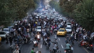 Im Iran kommt es immer wieder zu großen Demonstrationen (Archivbild). (Bild: APA/AFP)